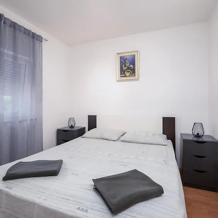 2 Bedroom Cozy In Prázdninový dům