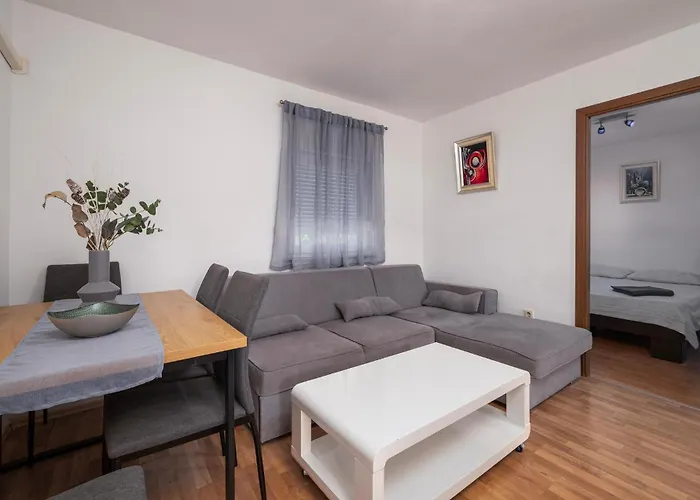 2 Bedroom Cozy In Пула